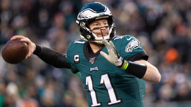 Carson Wentz throws a pass for the Eagles